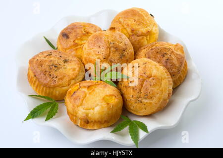 Cannabis Cupcake Muffins und Blätter auf einem Teller Stockfoto