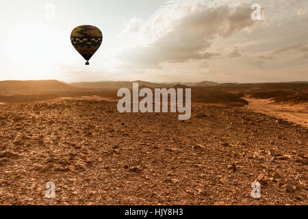 Heißluftballon fahren über Afrika Wüste Stockfoto