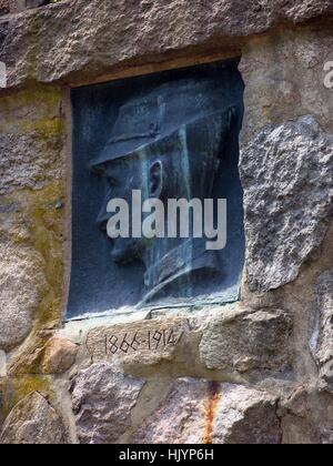 Hermann Loens Denkmal auf dem Wietzer Berg bei Müden. Löns wurde am 29. August 1866 in Westpreußen geboren. Er war Journalist und Dichter. Er liebte die Lueneburg Heath. Er starb 1914 im ersten Weltkrieg in Frankreich. Wietzerberg, Müden, Niedersachsen, Deutschland | weltweite Nutzung Stockfoto