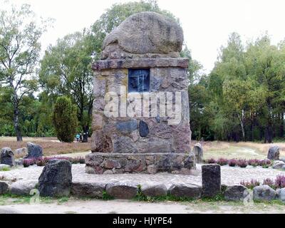 Hermann Loens Denkmal auf dem Wietzer Berg bei Müden. Löns wurde am 29. August 1866 in Westpreußen geboren. Er war Journalist und Dichter. Er liebte die Lueneburg Heath. Er starb 1914 im ersten Weltkrieg in Frankreich. Wietzerberg, Müden, Niedersachsen, Deutschland | weltweite Nutzung Stockfoto