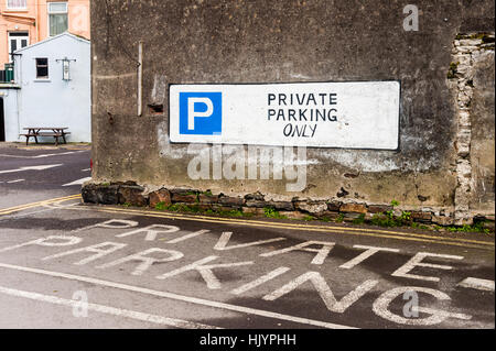 Ein privater Parkplatz an einer Wand und Parkplatz mit textfreiraum Sign. Stockfoto