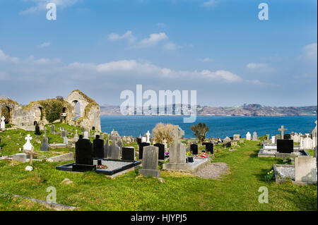 Friedhof in Schull, West Cork, Irland mit Kirchenruinen an einem klaren Tag mit Kopierraum. Stockfoto