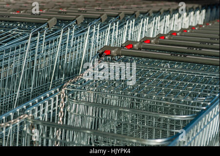 Supermarkt einkaufen Trollies aufgereiht vor einem Supermarkt Stockfoto