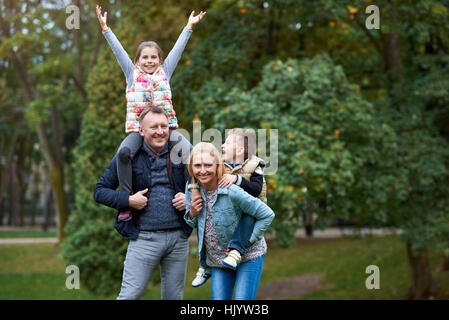 Glückliche Familie Spaß im park Stockfoto