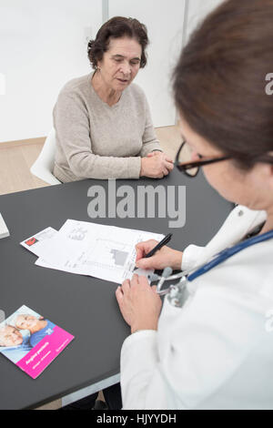 Senior Patientin berät Kardiologe Stockfoto