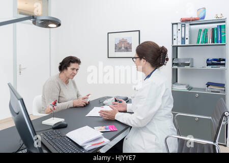 Arzt verschreibt Medikamente, senior Patientin Stockfoto