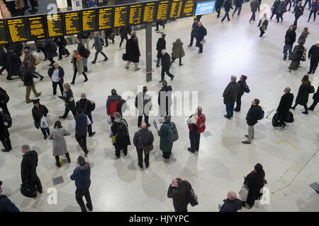 Pendler am Waterloo Bahnhof in London, England, Vereinigtes Königreich Stockfoto