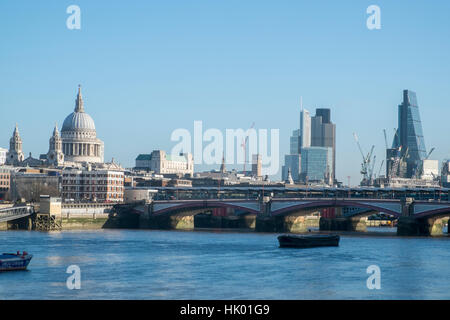 Blick von Osten entlang der Themse zeigt St Pauls Cathedral und der City of London, London, England Stockfoto