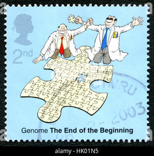 Großbritannien - CIRCA 2003: Eine gebrauchte Briefmarke aus dem Vereinigten Königreich, zum Gedenken an die Vollendung des Human Genome Project, circa 2003. Stockfoto