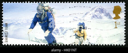 Großbritannien - CIRCA 2003: Eine gebrauchte Briefmarke aus dem Vereinigten Königreich, zum Gedenken an die 1953 britische Mount Everest Expedition, circa 2003. Stockfoto