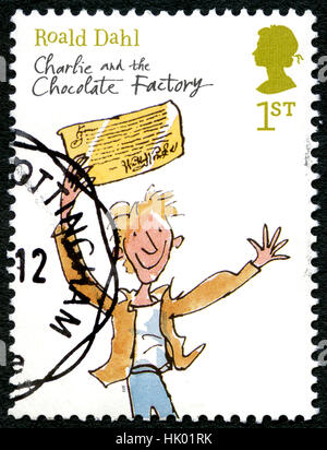 Großbritannien - ca. 2012: Eine gebrauchte Briefmarke aus dem Vereinigten Königreich, zum Gedenken an die Kinder Roman Charlie und die Schokoladenfabrik von Roald Dahl, ca. Stockfoto