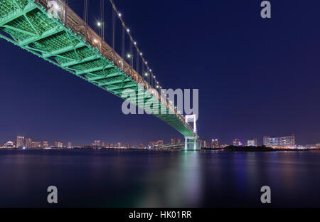 Blick auf die Rainbow Bridge und Tokio Stadtbild bei Nacht, Tokyo, Japan Stockfoto
