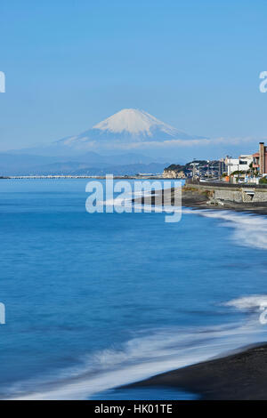 Blick auf Mount Fuji und Meer von Inamuragasaki an einem Wintermorgen, Präfektur Kanagawa, Japan Stockfoto