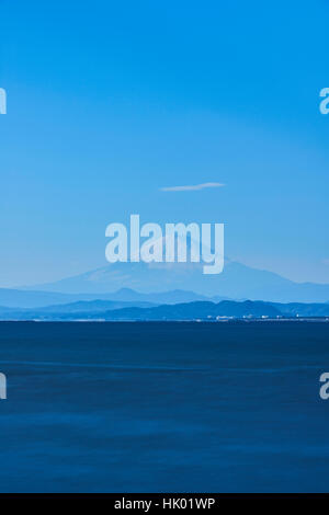 Blick auf Mount Fuji und Meer von einer Klippe in Enoshima, Präfektur Kanagawa, Japan Stockfoto