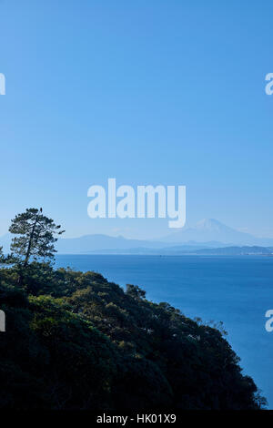 Blick auf Mount Fuji und Meer von einer Klippe in Enoshima, Präfektur Kanagawa, Japan Stockfoto