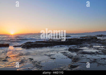 Blick auf Mount Fuji und seidige Wasser bei Sonnenuntergang von Enoshima, Präfektur Kanagawa, Japan Stockfoto