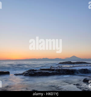 Blick auf Mount Fuji und seidige Wasser nach Sonnenuntergang von Enoshima, Präfektur Kanagawa, Japan Stockfoto