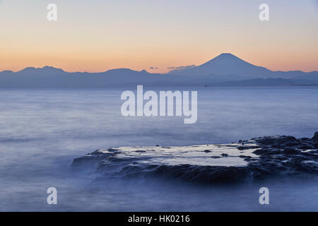 Blick auf Mount Fuji und seidige Wasser nach Sonnenuntergang von Enoshima, Präfektur Kanagawa, Japan Stockfoto