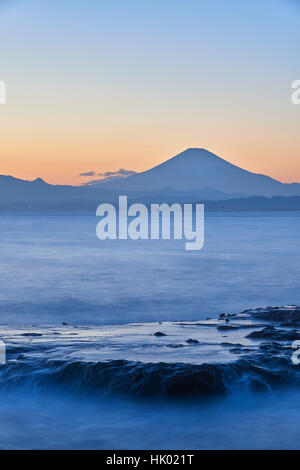 Blick auf Mount Fuji und seidige Wasser nach Sonnenuntergang von Enoshima, Präfektur Kanagawa, Japan Stockfoto