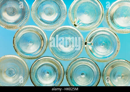 Böden der leere Glasflaschen auf blauem Hintergrund Stockfoto