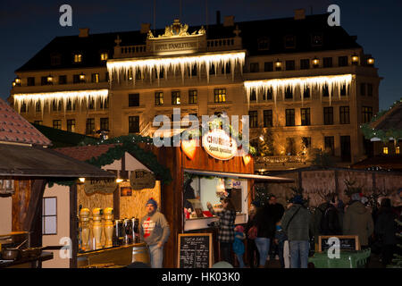 Dänemark, Kopenhagen, Kongens Nytorv, Weihnachtsmarkt und Hotel d ' Angleterre, Weihnachtsschmuck in der Nacht Stockfoto