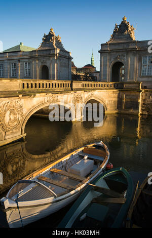 Dänemark, Kopenhagen, Krederiksholms Kanal, Boot an der Brücke, Eingang zum Schloss Christiansborg Stockfoto