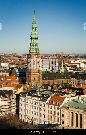 Dänemark, Kopenhagen, Turm der alten St. Nikolaus Kirche, jetzt St. Nicolaj Kunsthal Zentrum für zeitgenössische Kunst, erhöhte Ansicht von Schloss Christiansborg Schlepptau Stockfoto
