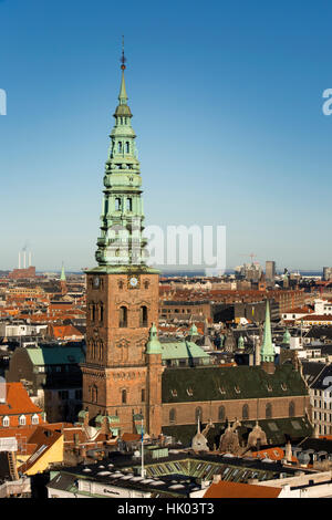 Dänemark, Kopenhagen, Turm der alten St. Nikolaus Kirche, jetzt St. Nicolaj Kunsthal Zentrum für zeitgenössische Kunst, erhöhte Ansicht von Schloss Christiansborg Schlepptau Stockfoto