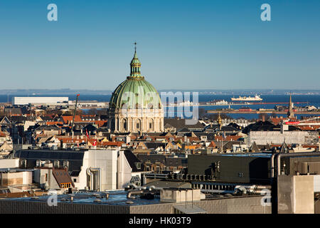 Dänemark, Kopenhagen, grüne Kuppel von Frederiks Kirke, Marmorkirche, erhöhten Blick vom Turm der Christianborg Palast Stockfoto