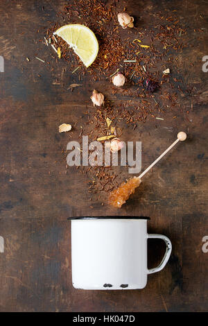 Rooibos trocknen Teeblätter mit Rosenknospen Stockfoto