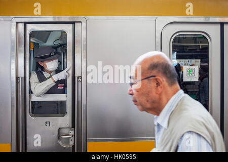 Train-Dirigent. Bahnhof Shinjuku. Chuo Sobu Linie. Shinjuku, Tokio, Japan Stockfoto