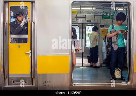 Zugführer und Passagiere. Bahnhof Shinjuku. Chuo Sobu Linie. Shinjuku, Tokio, Japan Stockfoto