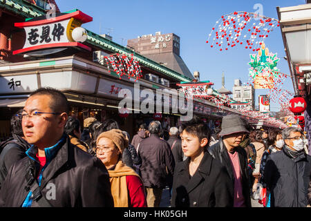 Senso-Ji Tempel während Hatsumode Feier, Nakamise Dori Straße mit Silvester Dekoration oder Weihnachtsdekoration, Bezirk Asakusa, Tokyo, Tokio, Ja Stockfoto