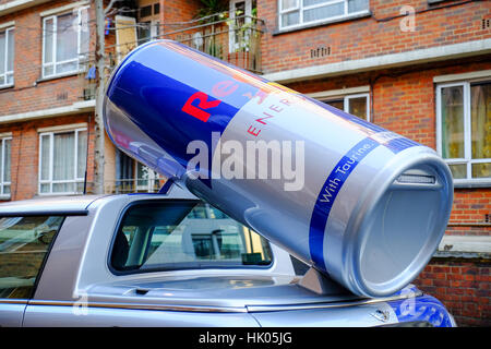 Supersized Energy-Drink kann beruht auf der Rückseite eines Autos Stockfoto