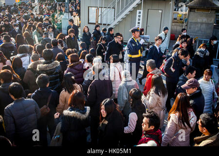 Überbevölkerung, Rush Hour, Polizei Organisation der Bewegung von Menschen, Harajuku Brücke, Tokio, Japan Stockfoto