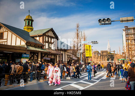 Straßenszene in Harajuku während Hatsumode Feier ist der erste Shinto-Schrein besuchen das japanische Neujahr. Einige Leute besuchen einen buddhistischen Tempel Stockfoto