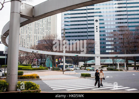 Stadtbild, Zebrastreifen und Semaphore, bei 6 Chome, Westseite, Shinjuku, Tokyo, Japan Stockfoto