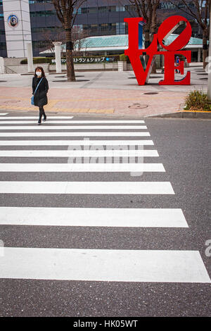 Stadtbild, Liebe - Skulptur des amerikanischen Künstlers Robert Indiana, Westseite, Shinjuku, Tokyo, Japan Stockfoto