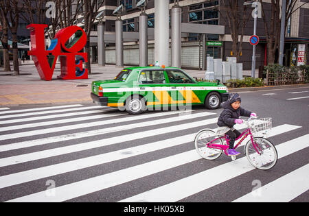 Stadtbild, Radtouren, Mädchen, und Liebe - Skulptur des amerikanischen Künstlers Robert Indiana, Westseite, Shinjuku, Tokyo, Japan Stockfoto