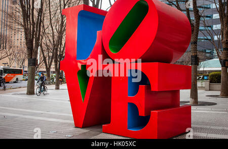 Radtouren, Stadtbild, Liebe - Skulptur des amerikanischen Künstlers Robert Indiana, Westseite, Shinjuku, Tokyo, Japan Stockfoto