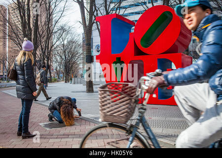 Stadtbild, Touristen, Liebe - Skulptur des amerikanischen Künstlers Robert Indiana, Westseite, Shinjuku, Tokyo, Japan Stockfoto