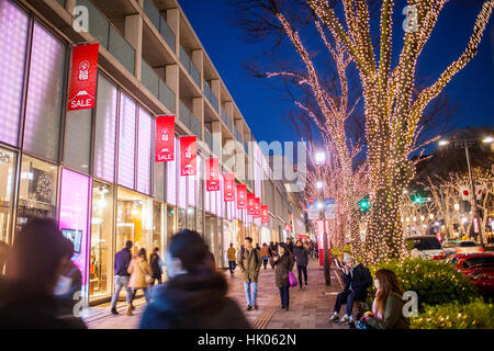 Stadtbild, Weihnachten, Weihnachtsdekoration in Omotesando Straße, links Omotesando Hills Shopping Mall von Tadao Ando, Tokio, Japan. Stockfoto