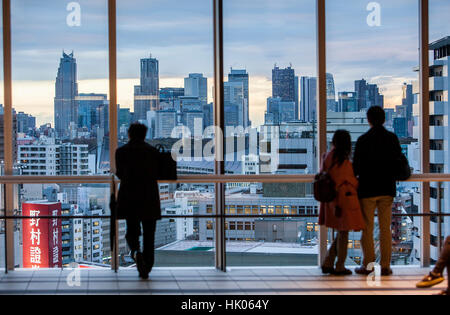 Stadtbild, Aussicht auf Shinjuku, von einem Wolkenkratzer von Shibuya, Tokio, Japan Stockfoto