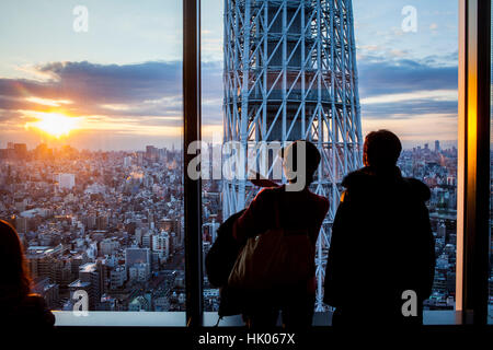 Stadtbild, Sonnenuntergang, Detail der Tokyo Tower und Skytree nördliche Skyline der Stadt, Tokio, Japan Stockfoto