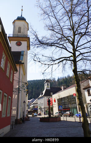 NEUENBUERG, Deutschland, April 07-2015: eine alte Stadt mit Wohn-tudor-Stilhaus, Neuenbuerg Deutschland Stockfoto