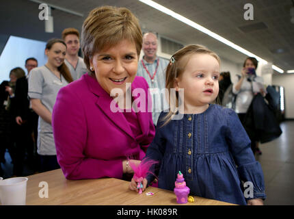 Erste Minister Nicola Sturgeon trifft Anabelle Whyte, im Alter von 2, während eines Besuchs in Edinburgh Napier University. Anabelle Mutter, Amy Fox (nicht abgebildet) Geistesgesundheit Krankenpflege an der Universität studiert. Stockfoto