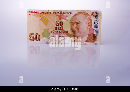 Turksh Lira-Banknoten von 50 Lira auf weißem Hintergrund Stockfoto