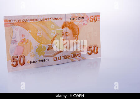 Turksh Lira-Banknoten von 50 Lira auf weißem Hintergrund Stockfoto