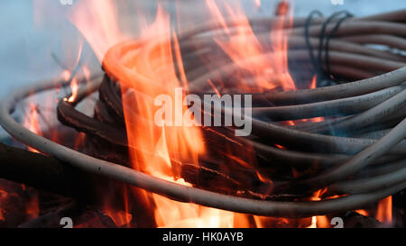 Draht im Feuer brennen Stockfoto