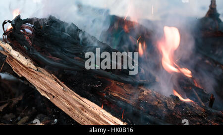 Draht im Feuer brennen Stockfoto